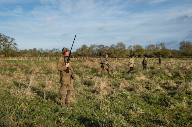 Shooter with single-barrelled shotgun